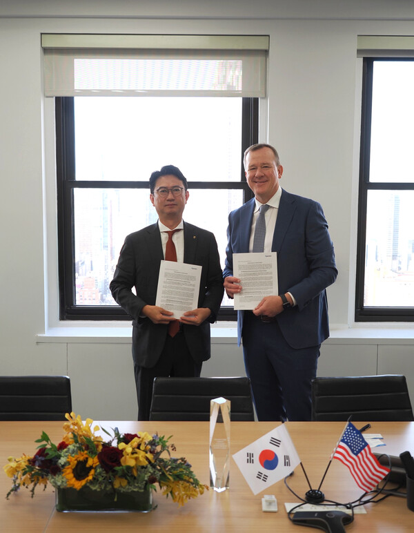 NH투자증권은 2025년 9월 22일(현지시각) 엑스펜시브와 탄소크레딧 사업 부문 강화를 위한 업무협약(MOU)을 체결했다. (왼쪽부터)박건후 NH투자증권 Client솔루션본부장과 존 멜비 엑스펜시브 대표이사가 엑스펜시브 뉴욕 사무소에서 열린 협약식 후 기념촬영을 하고있다. /사진=NH투자증권