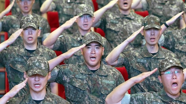 이지호(사진 가운데) 씨가 2025년 9월 23일 경남 창원시 진해구 해군사관학교 웅포 강당에서 열린 '제139기 해군 사관후보생 입교식'에서 경례를 하고 있다. / 사진=연합