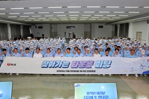 2025년 9월 22일 농심 이병학 대표를 비롯한 경영진이 안양공장을 방문해 생산 현장 직원들과 소통하는 ‘찾아가는 타운홀 미팅’을 실시했다. 앞줄 왼쪽 6번째가 농심 이병학 대표 / 사진=농심