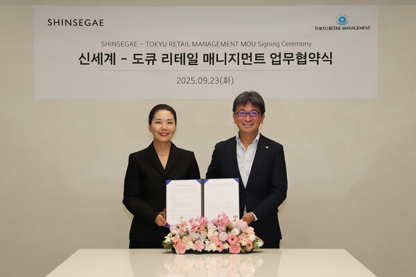 (왼쪽부터) 신세계백화점 장수진 상품본부장, 도큐 리테일 매니지먼트 대표이사 홋타 마사미치가 2025년 9월 23일 서울 서초구 신세계백화점 본사에서 진행된 업무협약식에서 기념사진을 찍고 있다. / 사진=신세계백화점