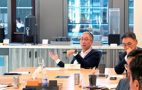 2025년 9월 22일(현지시각) 박지원 두산그룹 부회장(가운데)이 미국 시애틀 아마존 본사를 방문해 인공지능(AI) 기반 경영혁신 사례에 대한 질문을 하고 있다./사진=두산