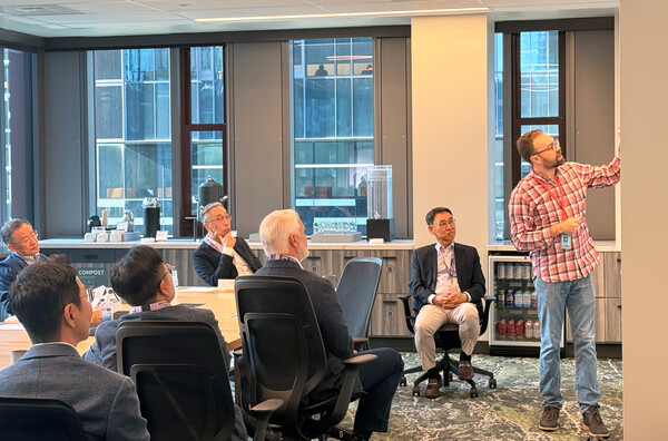 2025년 9월 22일(현지시각) 박지원 두산그룹 부회장(가운데)이 미국 시애틀 아마존 본사를 방문해 담당자로부터 AI 기반 혁신사례와 기술에 대해 듣고 있다./사진=두산