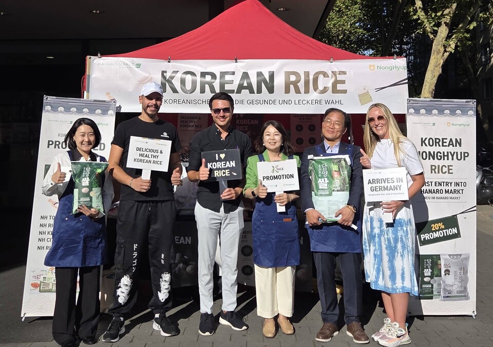 장지윤 농협경제지주 식품지원부장 (오른쪽에서 세 번째), 김상길 NH농협무역 전무(오른쪽에서 두 번째)가 2025년 9월 19일 독일 뒤셀도르프 소재 킴스아시아 하나로마켓에서 농협 가공식품 프로모션을 진행하며 기념사진을 촬영하고 있다. 2025.9.24./사진=농협경제지주