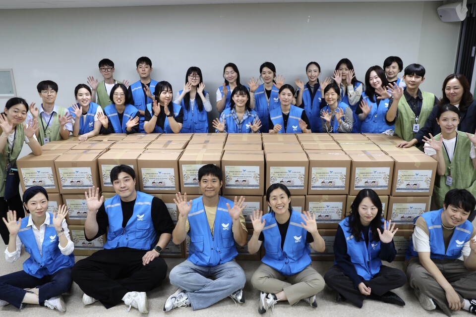 2025년 9월 23일 서울 양재동 양재종합사회복지관에서 SPC그룹 임직원들이 취약계층에 전달할 식품 꾸러미를 만드는 추석맞이 봉사활동을 마치고 기념촬영을 하고 있다. 2025.9.24./사진=SPC그룹