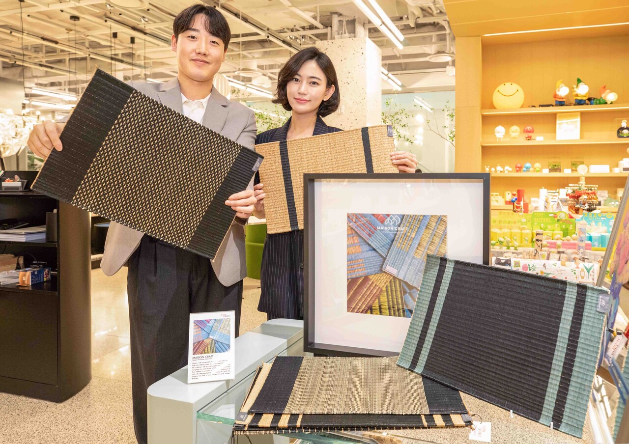 2025년 9월 24일 오전 서울 영등포구 더현대 서울에 위치한 현대백화점 라이프스타일 편집숍 에이치바이에이치(HBYH)에서 직원들이 태국 브랜드 '매종 크래프트' 대표 상품을 소개하고 있다. 2025.9.24./사진=현대백화점그룹