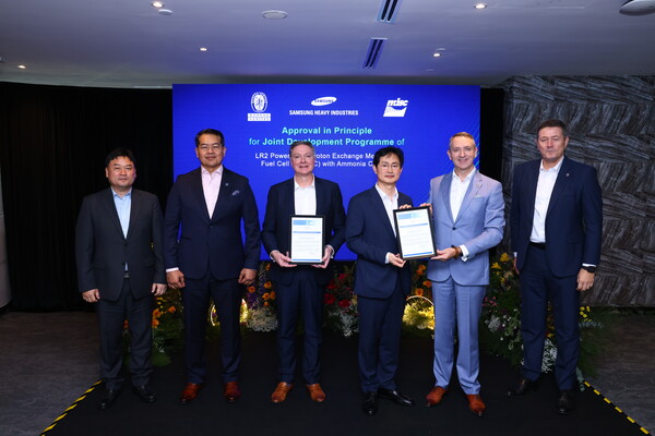 2025년 9월 24일 (오른쪽부터)드라고 핀테릭 BV선급 부사장, 알렉스 그레그 스미스 선임 부사장, 장해기 삼성중공업 기술개발본부 부사장, 닉 포터 AET 최고경영자(CEO)&사장, 자히드 오스만 MISC 최고경영자(CEO)&사장, 김동주 삼성중공업 기술영업팀장이 기본설계 인증(AiP) 수여식 기념사진을 촬영하고 있다. /삼성중공업