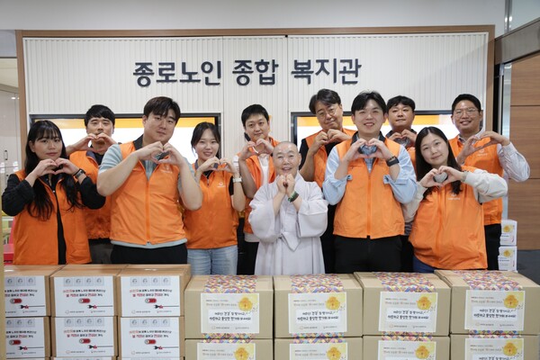 2025년 9월 23일 서울 종로구에 위치한 경로당에서 ㈜한화 글로벌부문 임직원 봉사단이 '한화와 함께하는 추석맞이 선물세트 전달' 봉사활동을 진행한 뒤 종로노인종합복지관장인 정관 스님과 기념사진을 촬영하고 있다. /한화