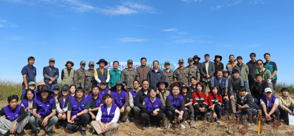 2025년 9월 23일 양구군 민통선 내 6·25 전사자 유해 발굴지에서 열린 'DMZ 산림 훼손지 복원 행사'에 참여한 이건종 효성화학 대표(두 번째 줄 왼쪽에서 열 번째)를 비롯한 효성그룹 임직원과 관련 인사들이 기념촬영을 하고 있다./사진=효성