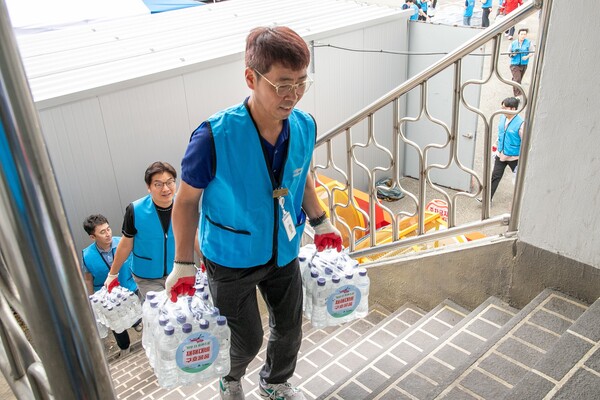 쿠팡풀필먼트서비스 임직원들이 2025년 9월 24일 산불 대비 구호물품을 나르고 있다. / 사진=쿠팡