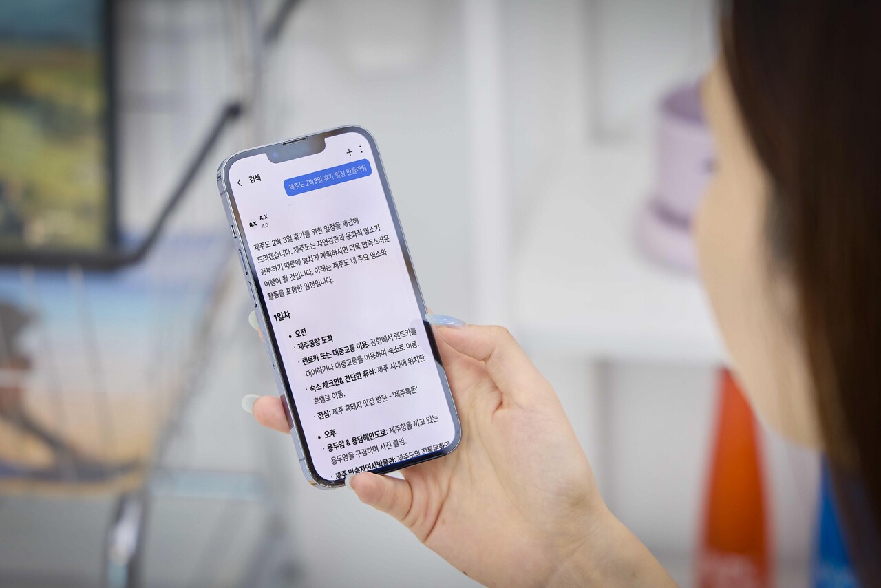 SKT 모델이 에이닷의 ‘검색’ 기능을 사용하고 있다. 2025.9.25./사진=SK텔레콤