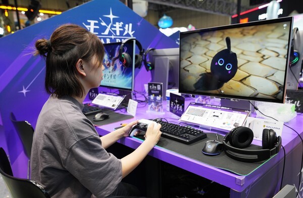 넷마블은 2025년 9월 25일 '도쿄게임쇼 2025'(TGS) 단독 부스에서 신작 '몬길: STAR DIVE(스타 다이브)'의 콘솔 버전을 최초 공개했다. 부스에서 플레이스테이션5(PS5)로 게임을 체험할 수 있다. 맞춤 UI와 편의성 기능 등을 마련해 최적화된 콘솔 플레이 환경을 제공한다. /사진=넷마블