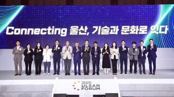 2025년 9월 24일 울산시 울주군 울산전시컨벤션센터(UECO)에서 열린 ‘2025 울산포럼’에서 최창원(오른쪽 여덟 번째) SK수펙스추구협의회 의장과 이윤철(오른쪽 일곱 번째) 울산상공회의소 회장 등 주요 참석자들이 기념촬영을 하고 있다./사진=SK