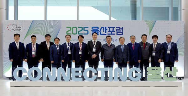 2025년 9월 24일 울산시 울주군 울산전시컨벤션센터(UECO)에서 열린 ‘2025 울산포럼’에서 최창원(왼쪽 일곱 번째) SK수펙스추구협의회 의장과 김종화(왼쪽 네 번째) SK에너지 사장 등 SK 최고경영진, 이윤철(왼쪽 여섯 번째) 울산상공회의소 회장, 김두겸(오른쪽 여섯 번째) 울산광역시장 등 행사 주요 참석자들이 기념촬영을 하고 있다./사진=SK