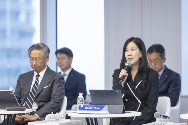 신한금융지주회사 이사회는 2025년 9월 24일 서울 여의도 신한투자증권 본사에서 국내외 기관투자자 약 50개사를 초청해 ‘라운드테이블’ 미팅을 가졌다. 윤재원 신한지주 이사회 의장(오른쪽)이 기관투자자들의 질문에 답하고 있다. 왼쪽은 이용국 사외이사./사진=신한금융