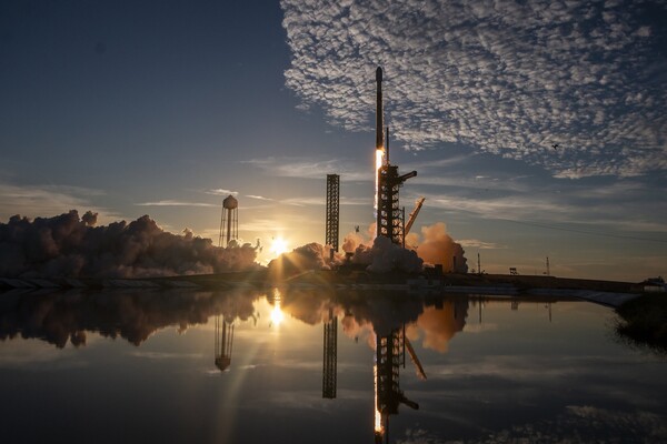 2025년 9월 24일(현지시간) 플로리다주 케네디 우주센터에서 미국의 위성 3개를 실은 스페이스X의 우주선 팰컨9가 발사되고 있다. /스페이스X