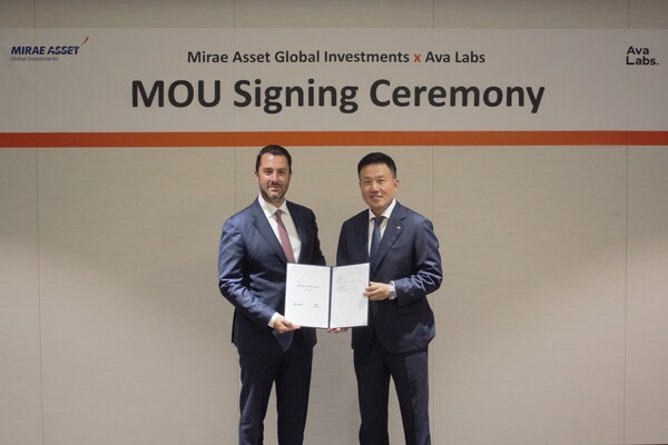 미래에셋자산운용이 2025년 9월 25일 블록체인 플랫폼 아발란체(Avalanche)의 개발사 ‘아바랩스(Ava Labs)’와 펀드 토큰화 및 온체인 운용·결제 시스템 공동 개발을 위한 양해각서(MOU)를 체결했다. (왼쪽부터)아바랩스 존 나하스(John Nahas) CBO, 미래에셋자산운용 혁신/글로벌경영 부문 대표 김영환 사장. /사진=미래에셋자산운용 