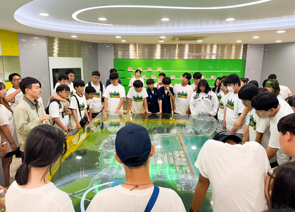 우리가 그린히어로 중학생 활동가들이 LG화학 대산공장을 탐방해 공장 소개를 듣고 있다./사진=LG화학