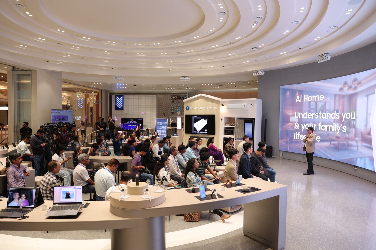 2025년 9월 24일 삼성전자 관계자가 인도 뭄바이 삼성 반드라 쿨라 콤플렉스(BKC)에서 열린 IFA 2025에서 삼성 AI홈의 차별화된 고객 경험을 참관객들에게 설명하고 있다. 2025.9.26./사진=삼성전자