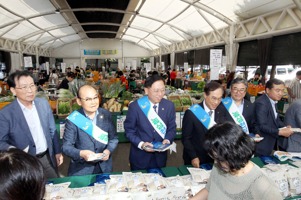 2025년 9월 25일 '농심천심운동' 발대식에서 위촉된 '서울농협 농심천심운동 홍보단'과 발대식 참석자들이 서울농협 직거래장터를 방문한 고객들을 대상으로 농심천심운동과 우리 농산물 소비 촉진을 홍보하고 있다. 2025.9.26./사진=농협중앙회