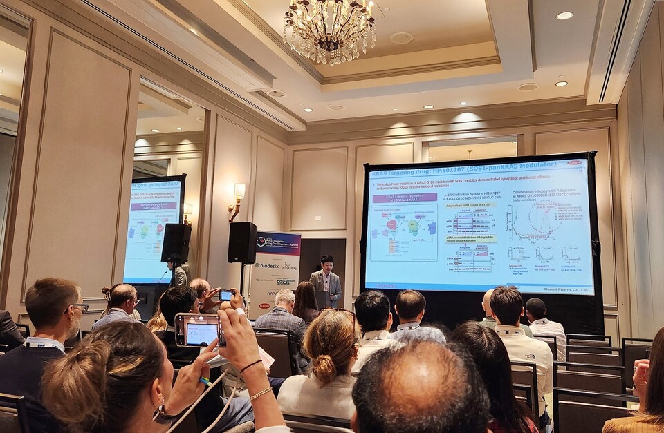 한미약품 ONCO임상팀 노영수 이사(가운데)가 2025년 9월 17일(현지시간) 미국 보스턴에서 열린제7회 RAS 표적 신약개발 국제학술대회에서 차세대 표적항암 혁신신약으로 개발 중인 ‘SOS1-KRAS 상호작용 저해제(HM101207)’의 연구 내용을 구연으로 발표하고 있다. 2025.9.26./사진=한미그룹