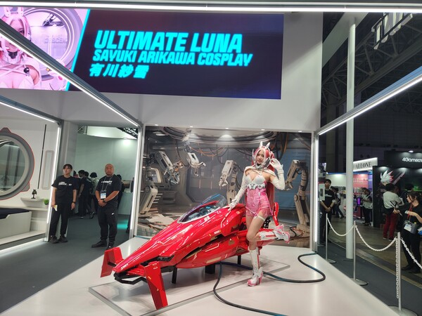넥슨은 2025년 9월 26일 다채로운 수집품을 전시하는 공간 ‘라운지’와 탈 것 ‘호버 바이크’ 등 주요 게임 콘텐츠를 현실로 구현한 TGS 단독 부스에 오픈 직후부터 많은 인파가 몰리며 다양한 호평이 이어졌다고 밝혔다. '얼티밋 루나' 코스튬 플레이. /사진=넥슨 