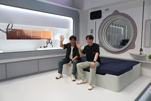 넥슨은 2025년 9월 26일 다채로운 수집품을 전시하는 공간 ‘라운지’와 탈 것 ‘호버 바이크’ 등 주요 게임 콘텐츠를 현실로 구현한 TGS 단독 부스에 오픈 직후부터 많은 인파가 몰리며 다양한 호평이 이어졌다고 밝혔다. 넥슨게임즈 (오른쪽)이범준 총괄PD, 주민석 디렉터. /사진=넥슨