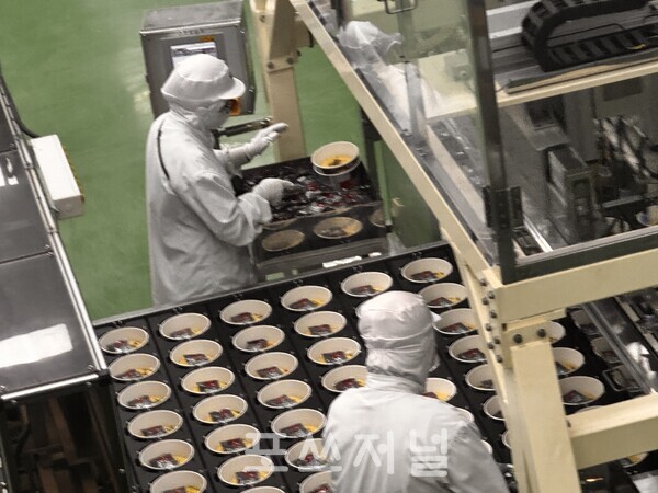 2025년 9월 26일 전라북도 익산시 하림 퍼스트키친 라면 제조 공정 현장에 관계자들이 일하고 있다. /사진=신은주 기자