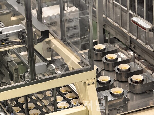 하림 퍼스트치킨 라면 포장 공정 시설 /2025.9.26.사진=신은주 기자