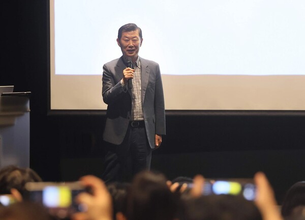 김홍국 하림 회장이 2025년 9월 26일 전라북도 익산시 하림 퍼스트키친에서 기자들에게 인사말을 하고 있다. /하림