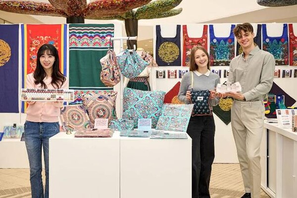 2025년 9월 26일 스타필드 코엑스몰 ‘한국 문화 상품 굿즈’ 팝업스토어에서 모델들이 굿즈와 함께 기념 사진을 촬영하고 있다. / 사진=신세계프라퍼티