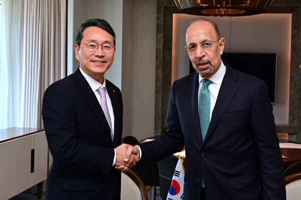 LG전자 조주완 CEO(왼쪽)와 사우디아라비아 칼리드 알팔리 투자부 장관이 2025년 9월 26일 서울 중구 롯데호텔에서 기념사진을 찍고 있다. / 사진=LG전자