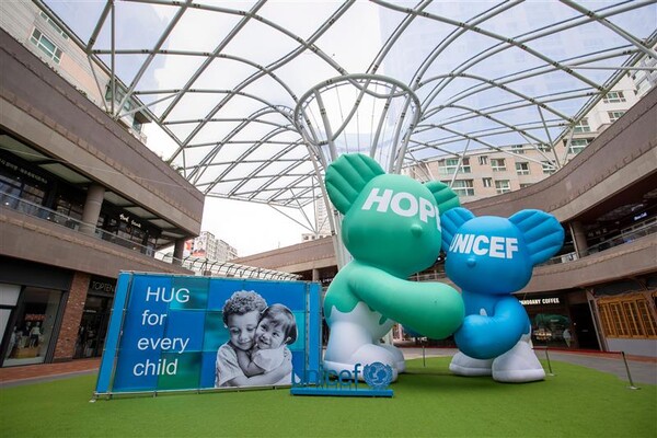 아브뉴프랑 광교에 설치된 대형 베어벌룬 작품. /2025.9.26 호반그룹