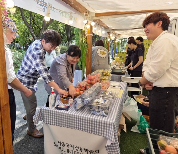  농협(회장 강호동) 경제지주(농업경제대표이사 박서홍)가 2025년 9월 25일부터 26일까지 서울 동작구 보라매공원에서 '서울국제정원박람회 서로장터'를 운영했다. 사진은 장터 현장./농협