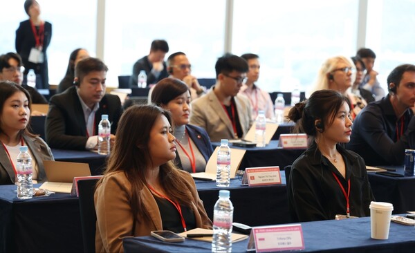 롯데는 2025년 9월 22일부터 26일까지 해외 우수 현지 직원을 대상으로 '2025 롯데 글로벌 컨퍼런스'를 진행했다. 15개 계열사 33명의 참가자들은 핵심 역량 교육을 받고 롯데 주요 사업장을 방문했다. 롯데 글로벌 컨퍼런스 참가자들이 롯데그룹의 역사와 경영철학에 관한 강의를 듣고 있다./롯데