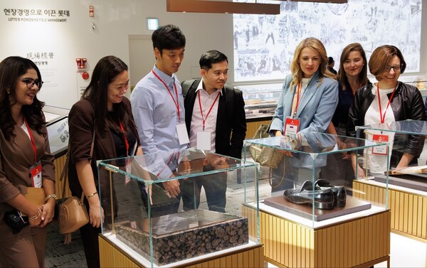 롯데는 2025년 9월 22일부터 26일까지 해외 우수 현지 직원을 대상으로 '2025 롯데 글로벌 컨퍼런스'를 진행했다. 15개 계열사 33명의 참가자들은 핵심 역량 교육을 받고 롯데 주요 사업장을 방문했다. 롯데 글로벌 컨퍼런스 참가자들이 롯데월드타워 위치한 신격호 롯데 창업주 기념관을 방문해 실물 자료를 살펴보고 있다./롯데