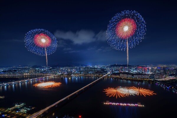 ㈜한화는 ‘한화와 함께하는 서울세계불꽃축제 2025’를 2025년 9월 27일 토요일 여의도 한강공원 일대에서 성황리에 개최했다. 사진은 불꽃놀이 현장./한화