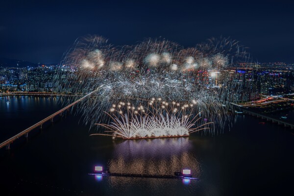 ㈜한화는 ‘한화와 함께하는 서울세계불꽃축제 2025’를 2025년 9월 27일 토요일 여의도 한강공원 일대에서 성황리에 개최했다고 밝혔다. 사진은 불꽃놀이 현장./한화