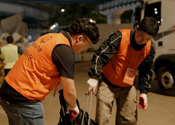 임직원으로 구성된 1200여명의 한화 봉사단이 2025년 9월 27일 ‘한화와 함께하는 서울세계불꽃축제 2025’ 축제 후 여의도 한강공원 일대의 쓰레기를 줍고 행사장을 정리하는 ‘클린 캠페인’을 펼치고 있다./한화