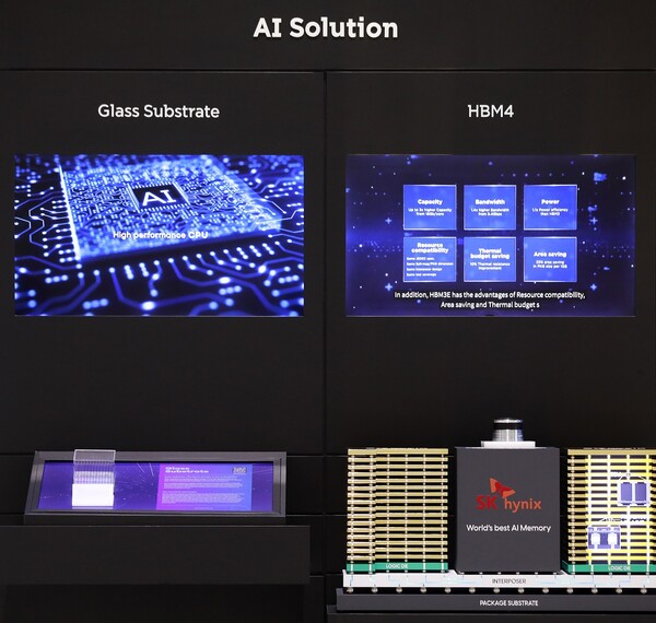 AI 데이터센터에 필요한 SK그룹 AI 생태계 핵심 제품 SKC ‘유리기판(SKC)’과 SK하이닉스 ‘고대역폭메모리4(HBM4)’./사진=SK