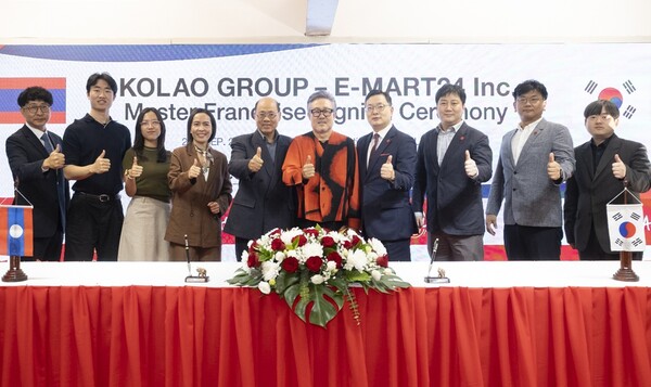 이마트24가 2025년 9월 25일 라오스 비엔티안 코라오그룹 본사에서 이마트24 강인석 상무(오른쪽에서 네번째), 코라오그룹 오세영 회장(오른쪽에서 다섯번째)이 라오스 진출을 위한 마스터 프랜차이즈 계약을 체결한 후 기념촬영을 하고 있다./이마트