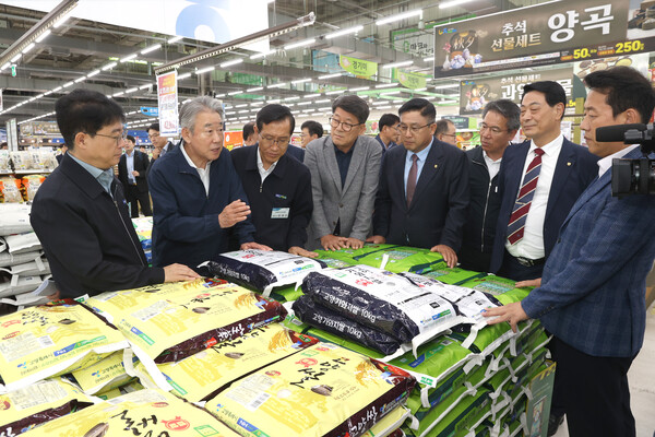강호동 농협중앙회장(왼쪽에서 2번째), 박서홍 농업경제대표이사(6번째), 임영선 농협하나로유통 대표이사(3번째)가 2025년 9월 26일 농협하나로마트 고양점을 방문해 수급상황을 점검하고 있다./농협