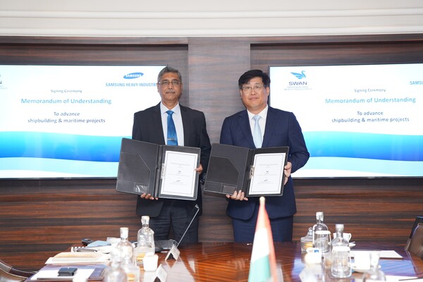'조선·해양사업 협력'을 위한 양해각서(MOU)를 체결식에서 남궁금성 삼성중공업 생산지원본부장(오른쪽)과 비핀 쿠마 삭세나 인도 스완조선소 최고경영자(CEO)가 협약을 체결한 뒤 기념사진을 촬영하고 있다. /2025.9.29 삼성중공업