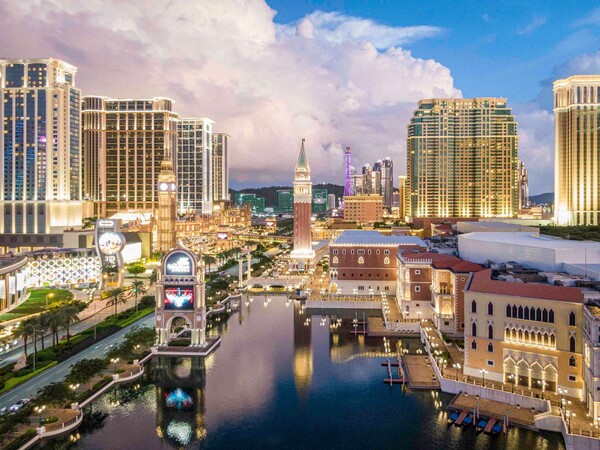 마카오에 위치한 샌즈 차이나 리조트의 야간 전경 / 사진=현대백화점