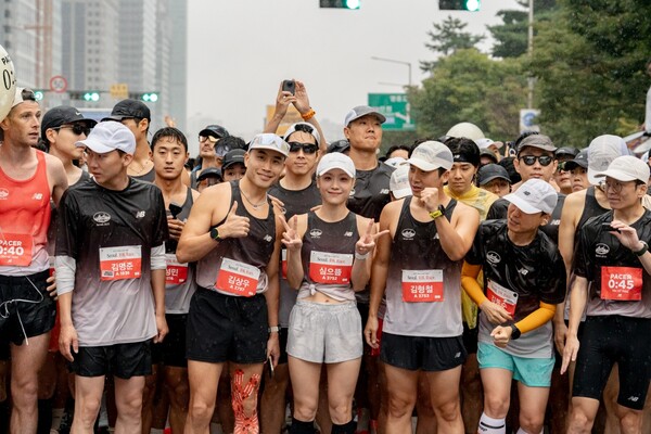 2025년 9월 28일 서울 여의도에서 진행된 '런 유어 웨이 서울대회'에서 진행을 마친 참가자들이 기념사진을 촬영하고 있다. /이랜드