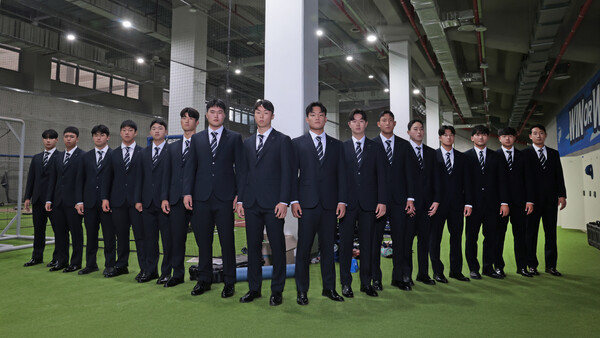 갤럭시 슈트를 착용한 삼성라이온즈 2025 신인 선수 16명 /삼성물산 패션부문