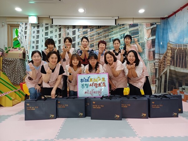 위례 포레스트 부영 사랑으로 어린이집에서 교사들이 기념사진을 촬영하고 있다. /2025.9.29 부영그룹