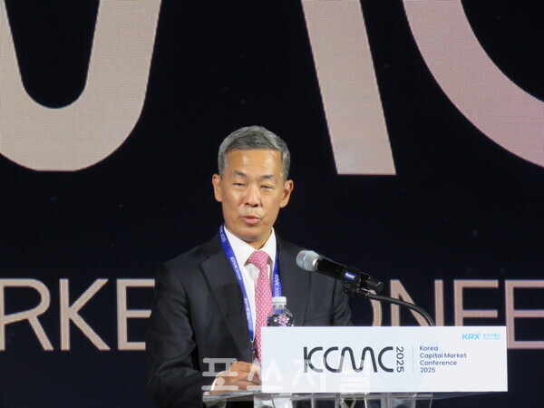데니스 리 S&P(스탠다드앤드푸어스) Dow Jones Indices(다우존스지수) 글로벌 총괄(Global Head) 전무(Managing Director)가 2025년 9월 29일 서울 중구 웨스틴 조선 호텔에서 개최된 '한국 자본시장 컨퍼런스 2025'(Korea Capital Market Conference 2025, KCMC 2025)의 '한국 ETP(상장지수상품) 시장의 성장과 새로운 도약' 세션에서 기조연설하고있다. /사진=강민혁 기자