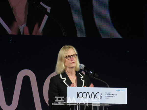 데보라 퓌어(Deborah Fuhr) ETFGI 대표(Managing Partner)가 2025년 9월 29일 서울 중구 웨스틴 조선 호텔에서 개최된 '한국 자본시장 컨퍼런스 2025'(Korea Capital Market Conference 2025, KCMC 2025)의 '한국 ETP(상장지수상품) 시장의 성장과 새로운 도약' 세션에서 '글로벌 ETF 트렌드와 시사점'을 주제로 발표하고 있다. /사진=강민혁 기자