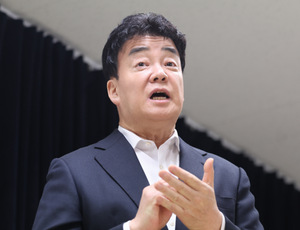 백종원 더본코리아 대표가 2025년 3월 28일 서울 서초구 스페이스쉐어 강남역센터에서 열린 첫 정기 주주총회를 마친 뒤 언론 앞에서 입장 표명 및 질의 응답 시간을 갖고 있다. 지난해 11월 6일 유가증권시장에 상장한 더본코리아는 지난 1월 말 제기된 '빽햄'의 품질 논란부터 최근 제기된 농지법 위반 의혹과 된장 등 자사 제품의 원산지 표기 오류, 새마을식당 온라인 카페에서 운영된 '직원 블랙리스트' 게시판, 농약 분무기 사용 등으로 약 두 달 동안 구설에 올랐다. /연합