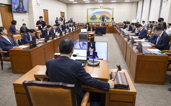 윤한홍 국회 정무위원회 위원장이 2025년 9월 29일 국회에서 열린 정무위 전체 회의에서 2025년도 국정감사 증인 등 출석요구의 건을 처리하고 있다./사진=연합뉴스